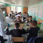 Обедают в столовой