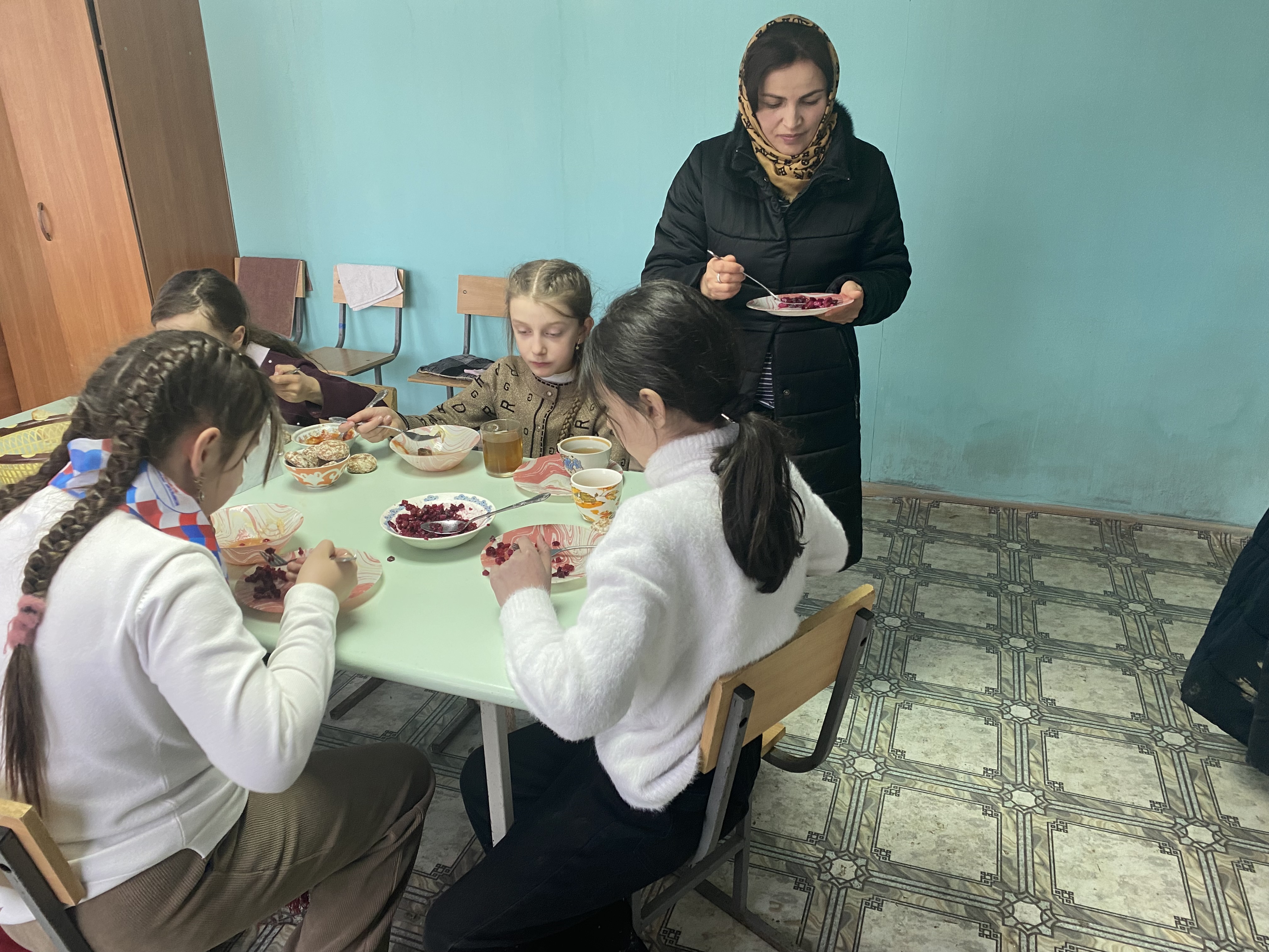 Член комиссии  Джабаева Патимат берет пробу.